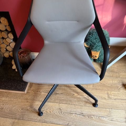 Boss Design Meeting Chairs